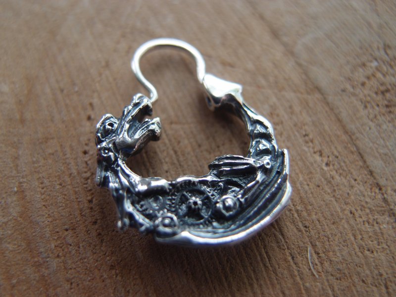 Steampunk Dragon earring 0.75 inch sterling silver men's hoop earring - ต่างหู - เงินแท้ สีเงิน