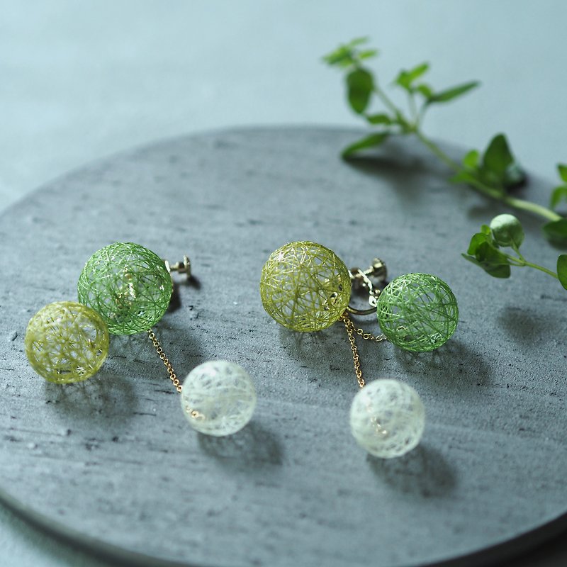 Hirari / thread ball herbal color triple earrings - ต่างหู - ผ้าไหม สีเขียว