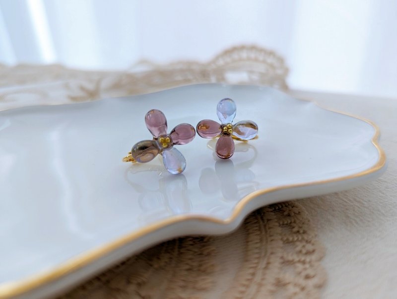 ガラスの大ぶりフラワーピアス　イヤリング　紫陽花　フラワー　お花　パープル - 耳環/耳夾/耳骨夾 - 玻璃 紫色