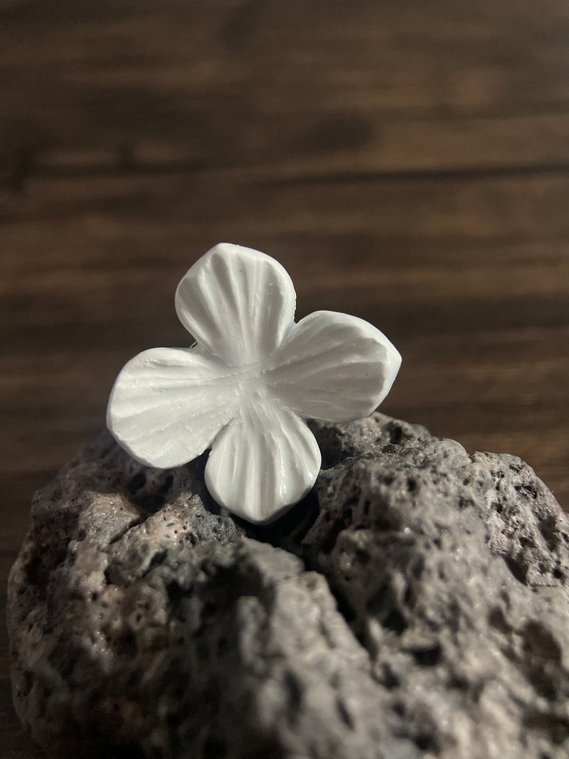 Ceramic Hydrangea Ring - Marshmallow White | Hand Crushed Ceramic - แหวนทั่วไป - ดินเผา ขาว