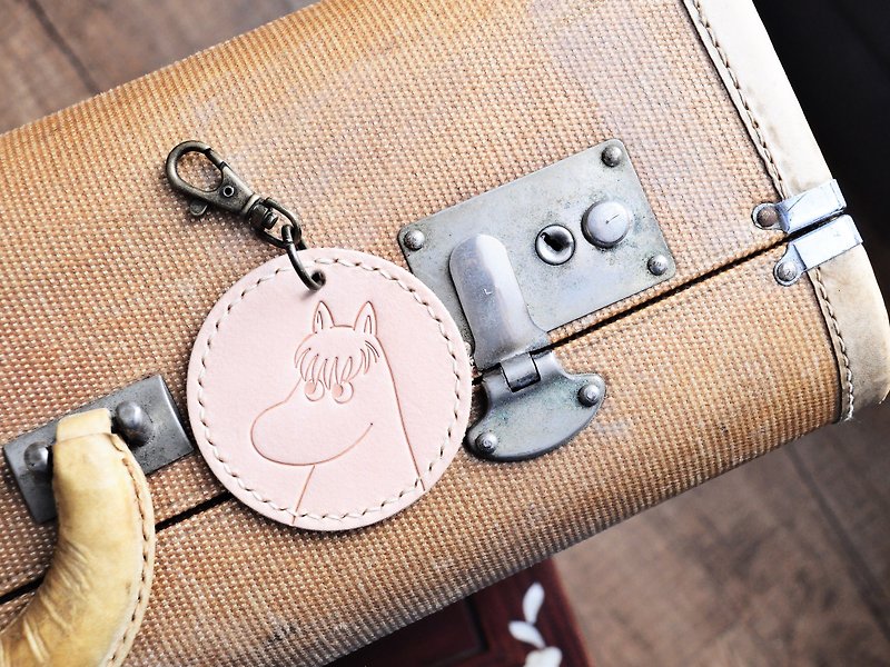 MOOMIN x Hong Kong-made leather Koni luggage tag key ring natural leather material bag is officially authorized - เครื่องหนัง - หนังแท้ สีกากี