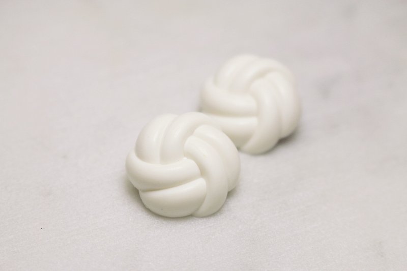 // VÉNUS 白 white vintage ball joint ear clip ear clip // ve136 - Earrings & Clip-ons - Plastic White