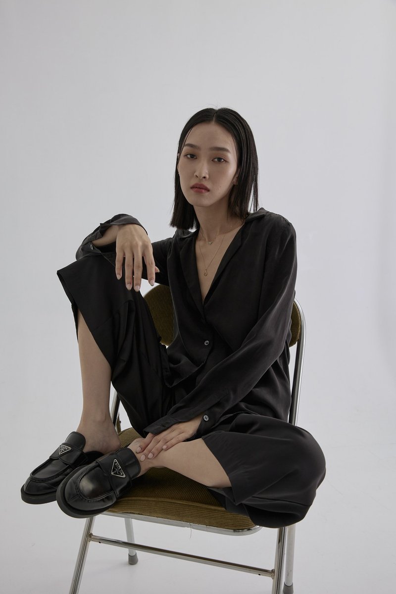 [Brand original] Gracie Bronze cupro rayon shirt matte black - Women's Tops - Other Man-Made Fibers Black