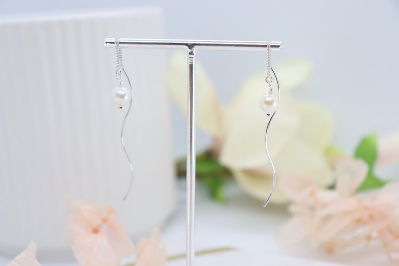 Elegant Round Freshwater Pearl S-Shaped Threader Chain Earrings - 耳環/耳夾/耳骨夾 - 不鏽鋼 