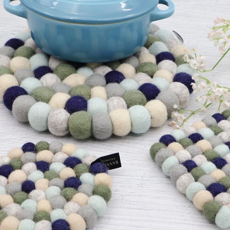 Enchanted Forest | Nepalese handmade wool felt coasters and potholders - ของวางตกแต่ง - ขนแกะ สีเขียว