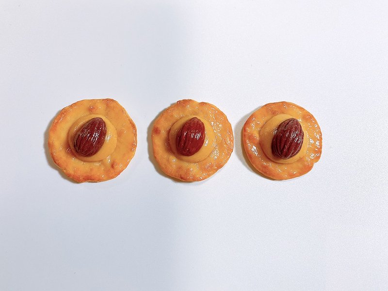 1/1リアルサイズのアーモンドチーズおかきの食品サンプルブローチ - 胸針 - 黏土 卡其色