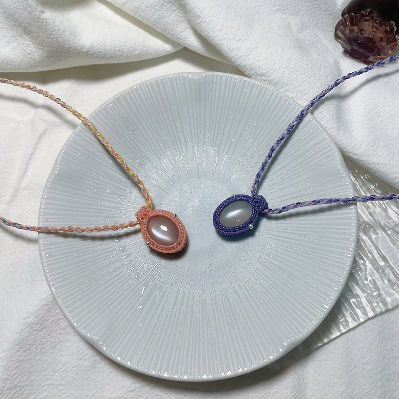 蝋糸で編み込んだムーンストーンが輝くショートチェーン - ネックレス - クリスタル ピンク