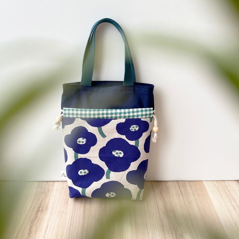 【River】Two-purpose bag with drawstring top (medium)/Japanese fabric/Flower/Blue - กระเป๋าถือ - ผ้าฝ้าย/ผ้าลินิน สีน้ำเงิน