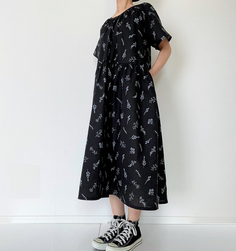 Little flower　short  sleeve raglan dress　cotton　black - ชุดเดรส - ผ้าฝ้าย/ผ้าลินิน สีดำ