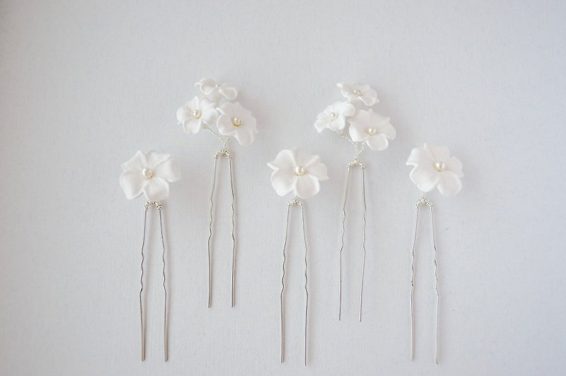 Bridal Hair Pins Set with White Clay flowers, Tiny Floral Hair Pins Set