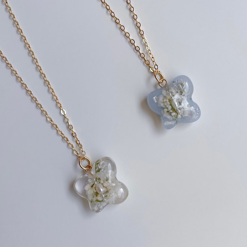 Ice Butterfly. Necklace/dried flower/resin/pearl - Necklaces - Resin Multicolor