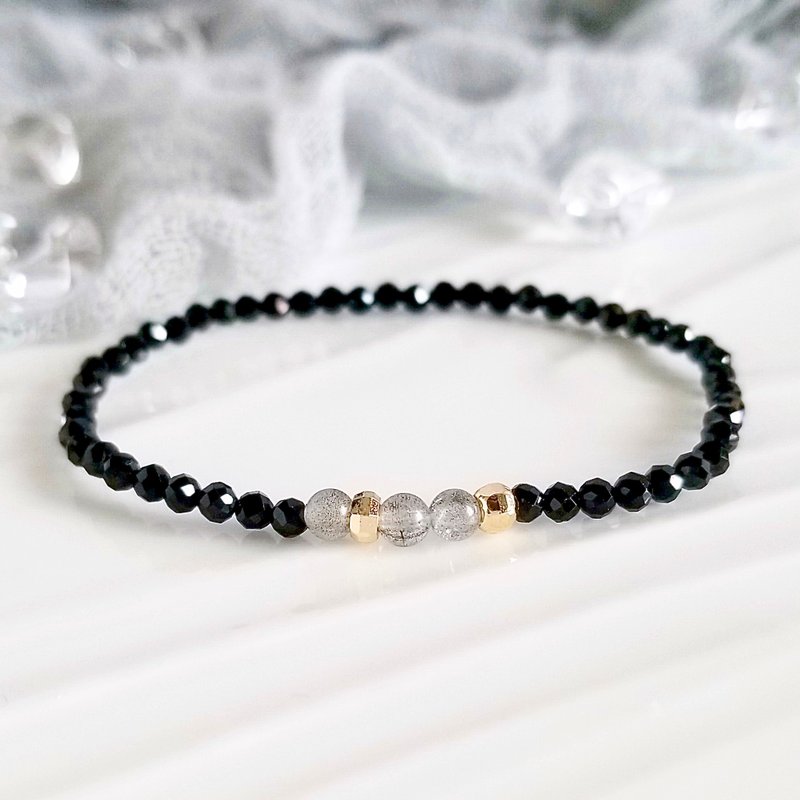 Black Spinel  And Labradorite Modern Dainty Stretch Bracelet | August Birthstone - สร้อยข้อมือ - คริสตัล สีดำ