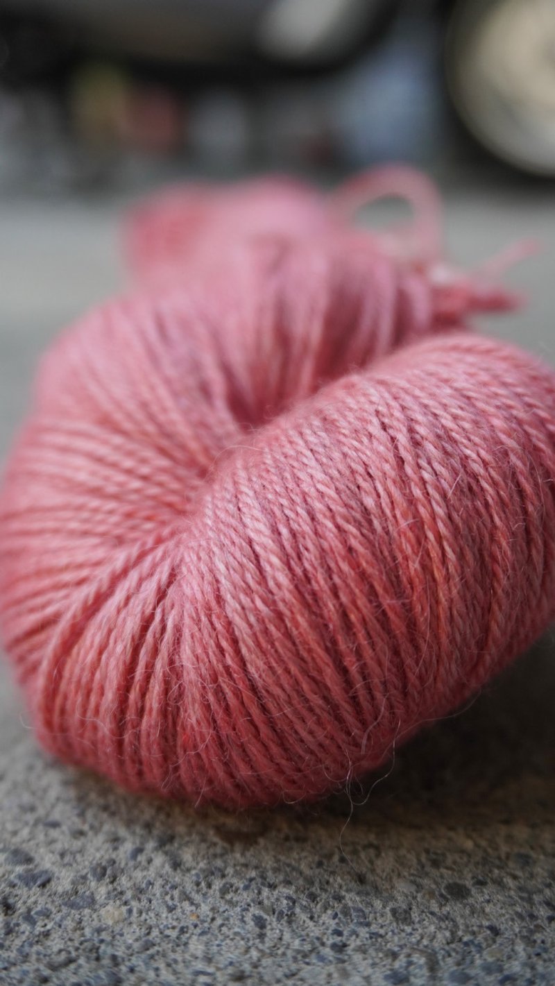 Cute Angel Talking Plum Red (4ply stocking line/young alpaca/silk/cashmere) - เย็บปัก/ถักทอ/ใยขนแกะ - ขนแกะ สีแดง