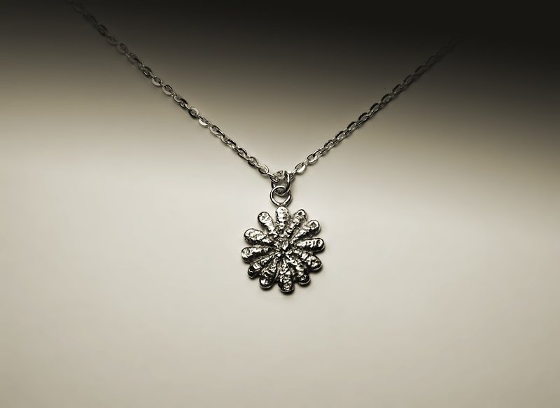 "Lace Sun Flower Necklace" - สร้อยคอ - โลหะ สีเงิน