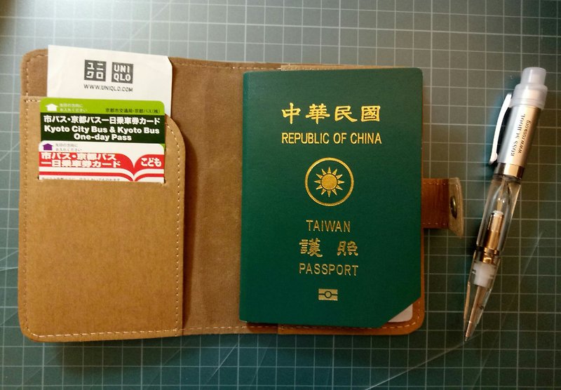 旅行者   簡約護照套 - 護照夾/護照套 - 紙 卡其色