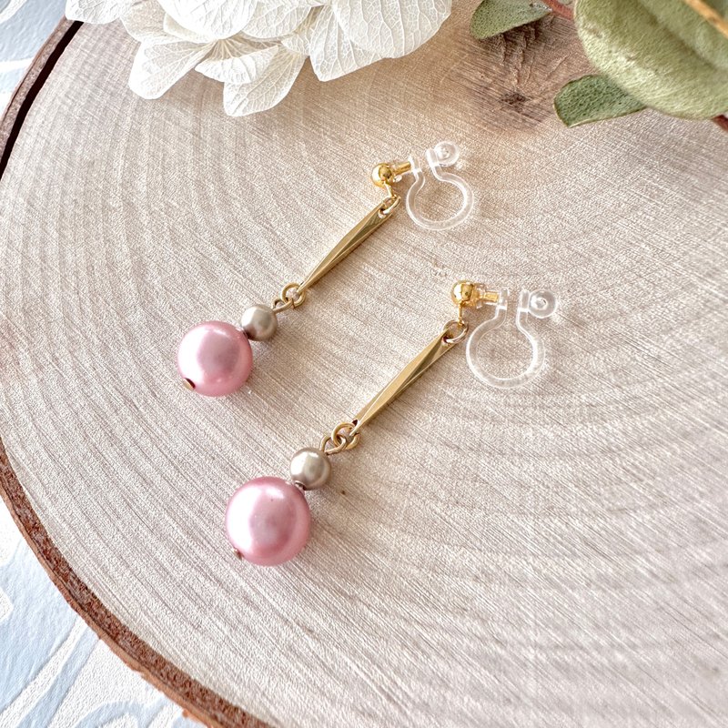 [Non-hole earrings with Swarovski pink pearls] Resin material non-hole earrings Handmade - Earrings & Clip-ons - Other Materials Pink