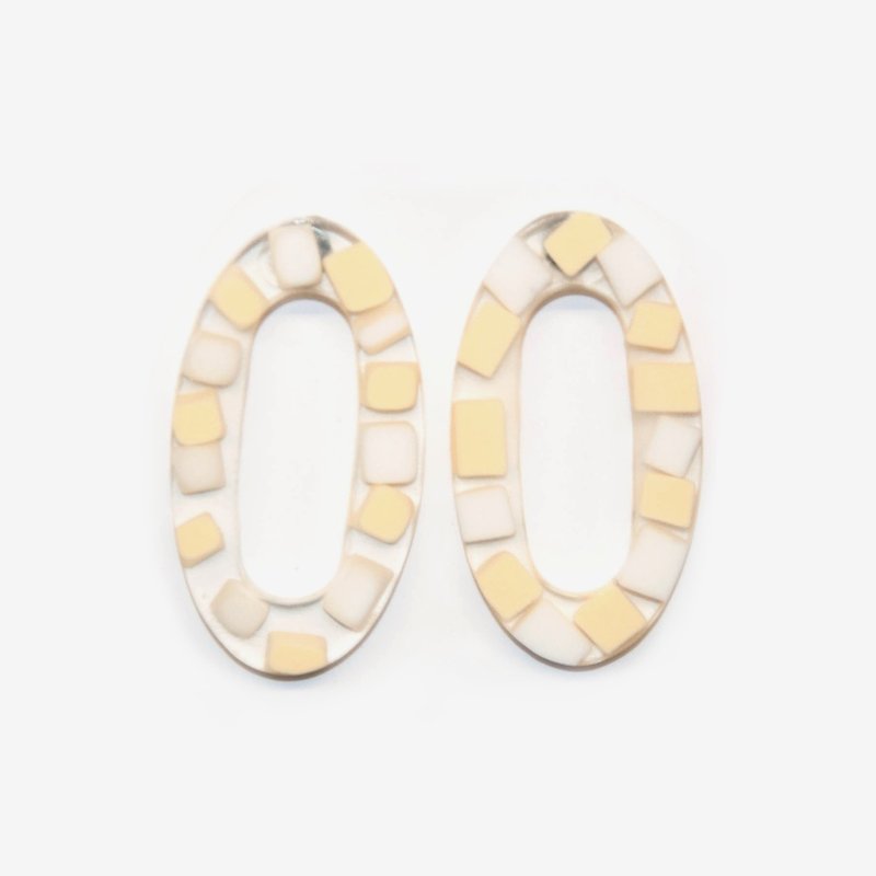 Modern Translucent Oval Earrings - Beige & White - ต่างหู - พลาสติก ขาว