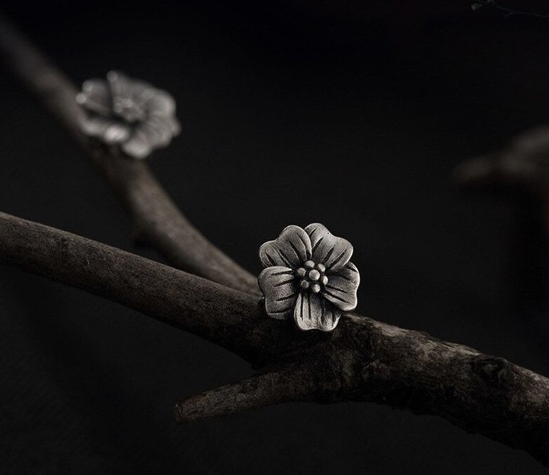 Real S 925 Sterling Silver Handmade Women Retro Plum Flower Studs Earrings - 耳環/耳夾/耳骨夾 - 純銀 銀色