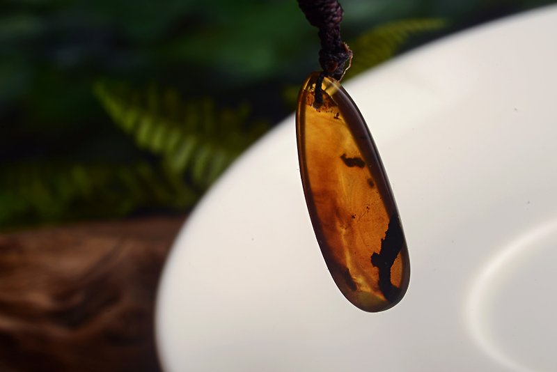 【VVEDA AMBER】Long tea plant non-optimized amber pendant/tea amber/plant contents - Necklaces - Crystal Orange