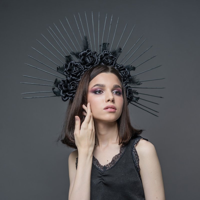 Gothic halo crown Black flower Dark goddess headpiece Black wedding bridal tiara - เครื่องประดับผม - วัสดุอื่นๆ สีดำ