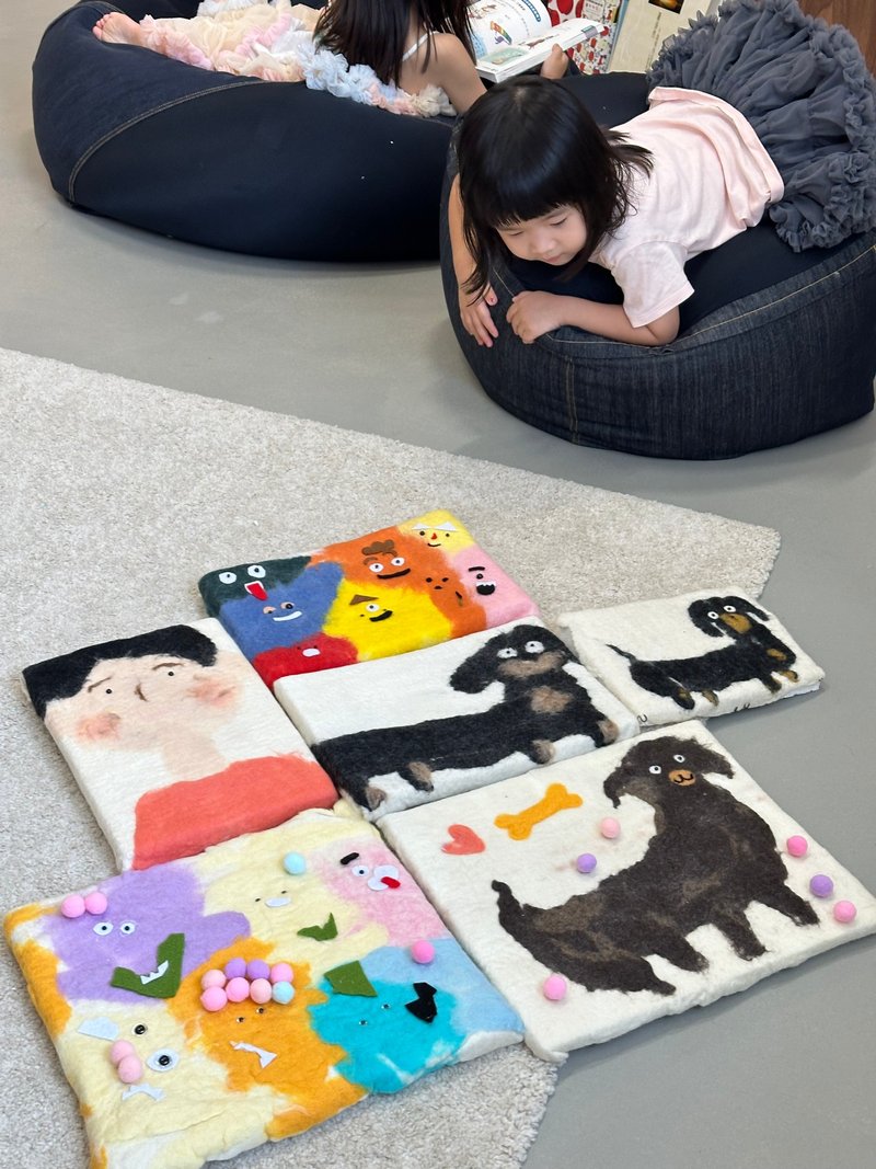 Wool felt paintings are full of little monster wet felt frameless paintings - เย็บปักถักร้อย/ใยขนแกะ/ผ้า - ขนแกะ 