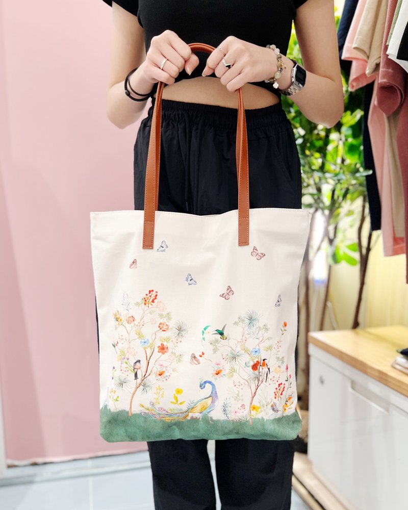 Peacock Blossom Print Cotton Bag - กระเป๋าถือ - ผ้าฝ้าย/ผ้าลินิน ขาว