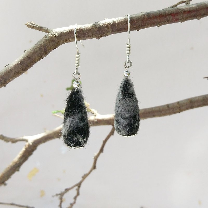 Imitation Stone pattern raindrop earrings made of wool felt hand Clip-On can be changed - ต่างหู - ขนแกะ สีดำ