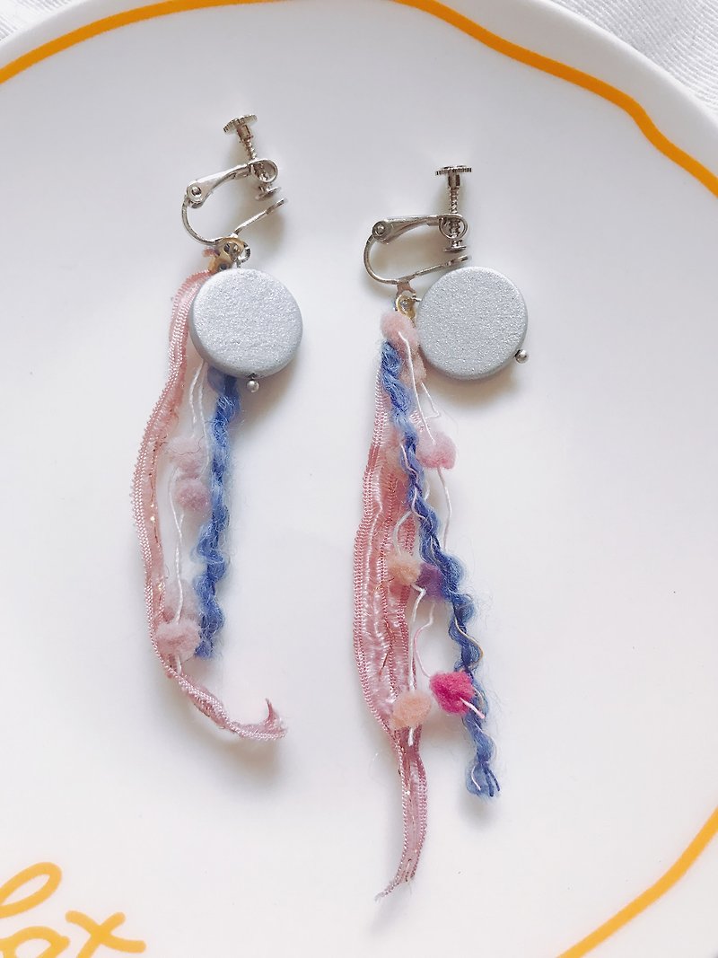 Galaxy tassel Japanese cotton yarn earrings - ต่างหู - ผ้าฝ้าย/ผ้าลินิน สีเงิน