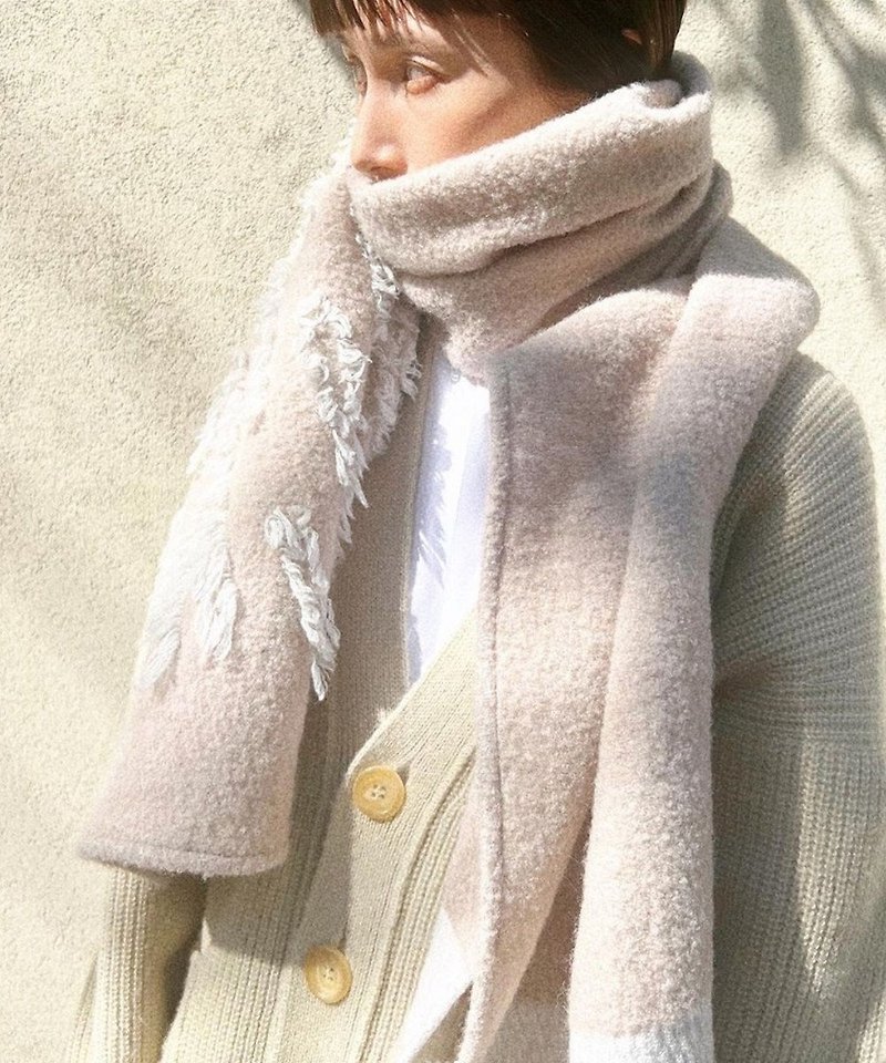 Japanese model kazumi collab Wool Alpaca Blend Jacquard stole - ผ้าพันคอถัก - ขนแกะ สีกากี
