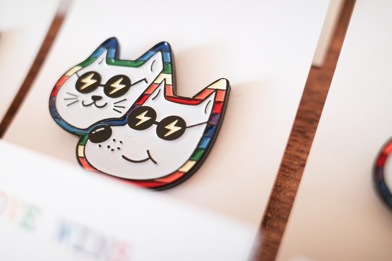 LOVE IS LOVE 彩虹動物金屬別針 - 胸針 - 其他金屬 