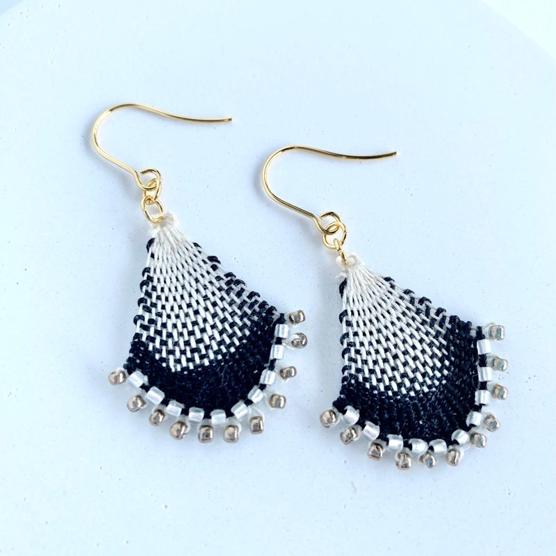 グラデーション　(黒) 糸とビーズのピアス/イヤリング　ニャンドゥティ　刺繍 - ピアス・イヤリング - 刺しゅう糸 ブラック