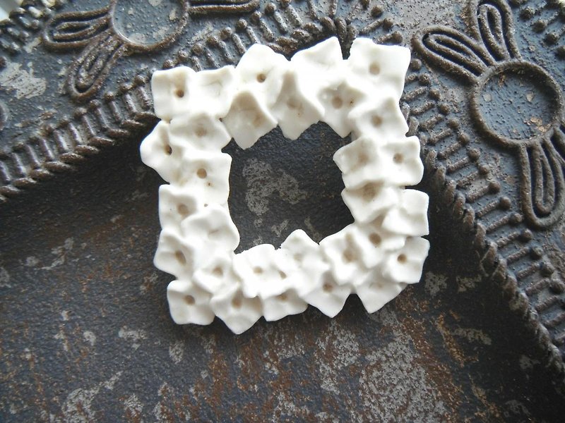 Flower broach alyssum - Brooches - Pottery White