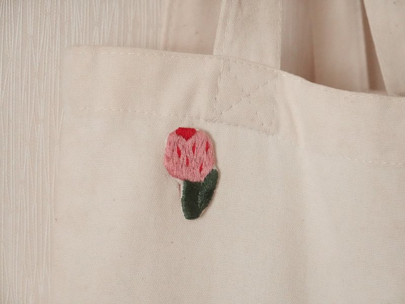 原創設計 l 小花朵刺繡胸針 刺繡別針 花胸針  客製刺繡圖 - 胸針 - 棉．麻 粉紅色