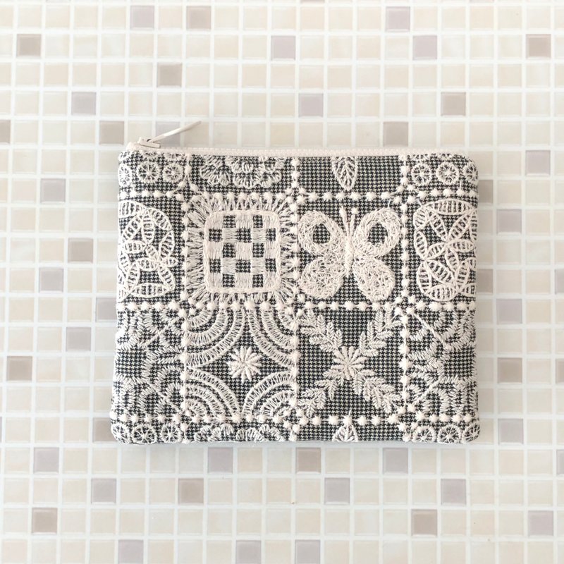 mina perhonen forest tile 人気色　総刺繍　蝶　ハンドメイド　フラットポーチ - 化妝包/收納袋 - 棉．麻 卡其色