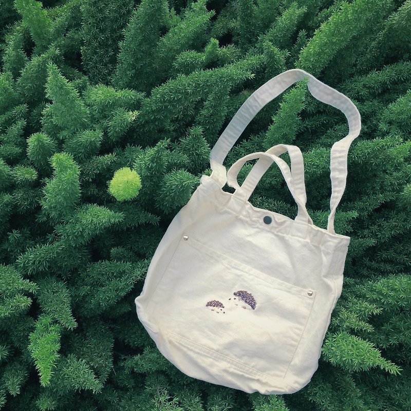 Hedgehog Embroidery - Canvas Crossbody Bag : Calico Color - 手提包/手提袋 - 棉．麻 白色