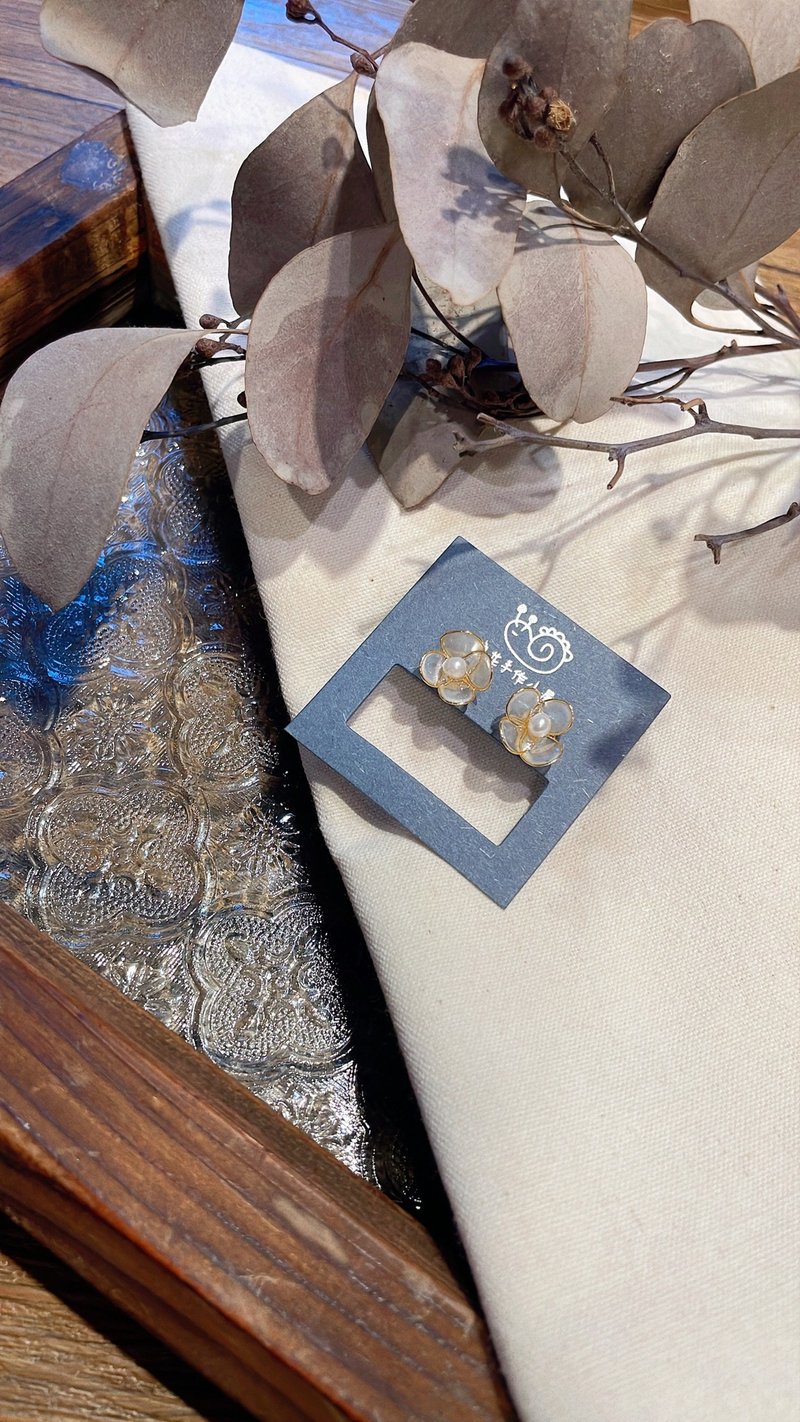 Small flower earrings - Earrings & Clip-ons - Other Materials Gold