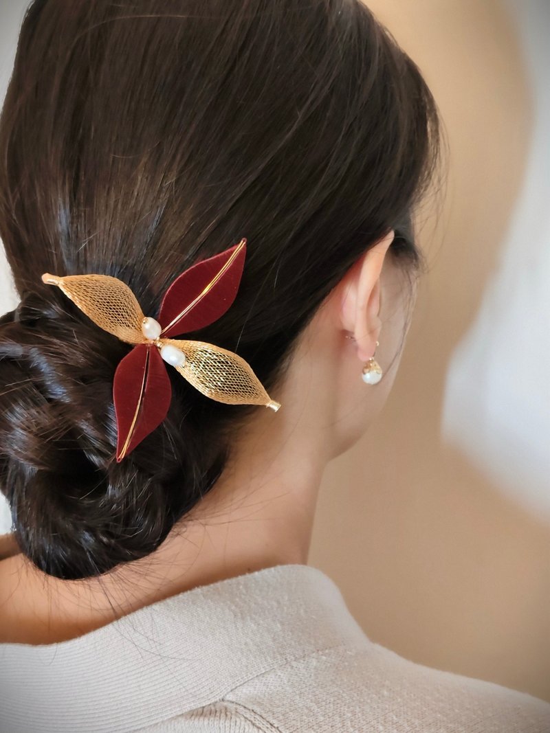 [Joy] Christmas red floral hairpin with natural pearls - เครื่องประดับผม - งานปัก หลากหลายสี