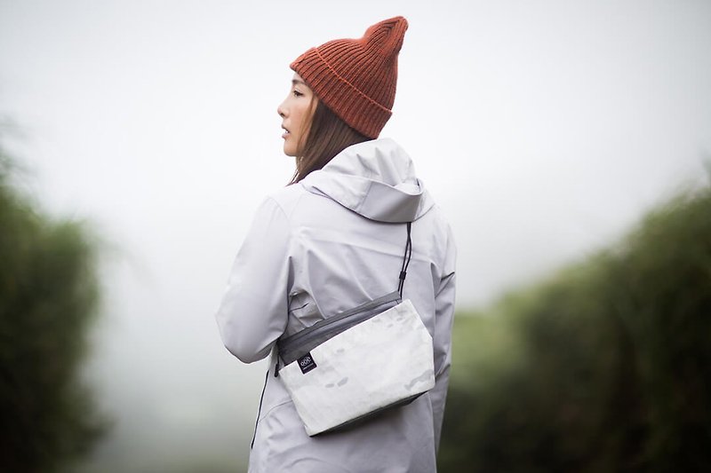 スラッシュバッグ Slash Bag Snow Camouflage - シンプルで軽量な登山/旅行用バッグ - ショルダーバッグ - ナイロン ホワイト