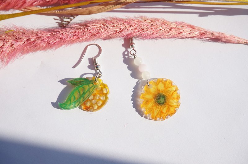 Hand-painted-Sun Flower Earrings/Pair - ต่างหู - เรซิน สีส้ม