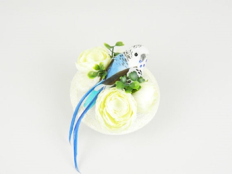 Headpiece Fascinator Cocktail Hat with Blue Feathered Bird and Silk Flowers in Pale Yellows Spring Summer Wedding Bridal Hair Accessory - เครื่องประดับผม - วัสดุอื่นๆ หลากหลายสี