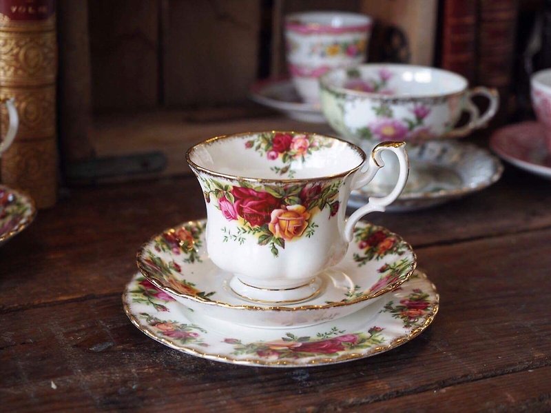 英國古董名瓷 Royal Albert 經典玫瑰花 咖啡杯組+點心盤 - 咖啡杯/馬克杯 - 瓷 