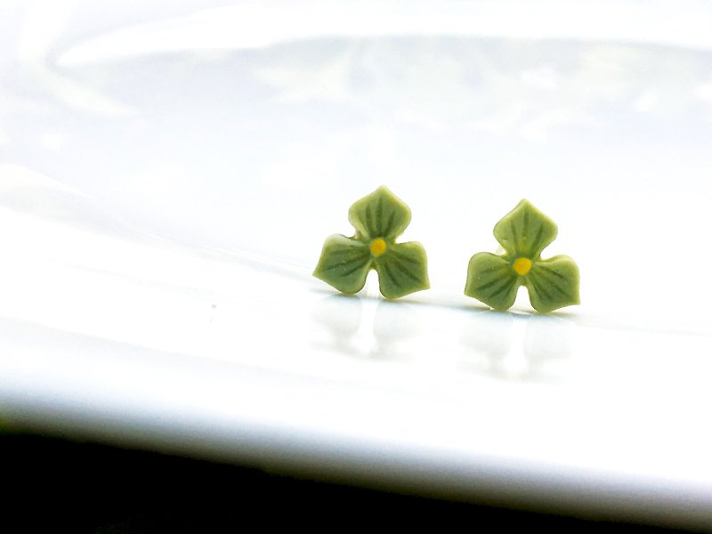 シンプルな緑の花の耳の針 - ピアス・イヤリング - 陶器 グリーン