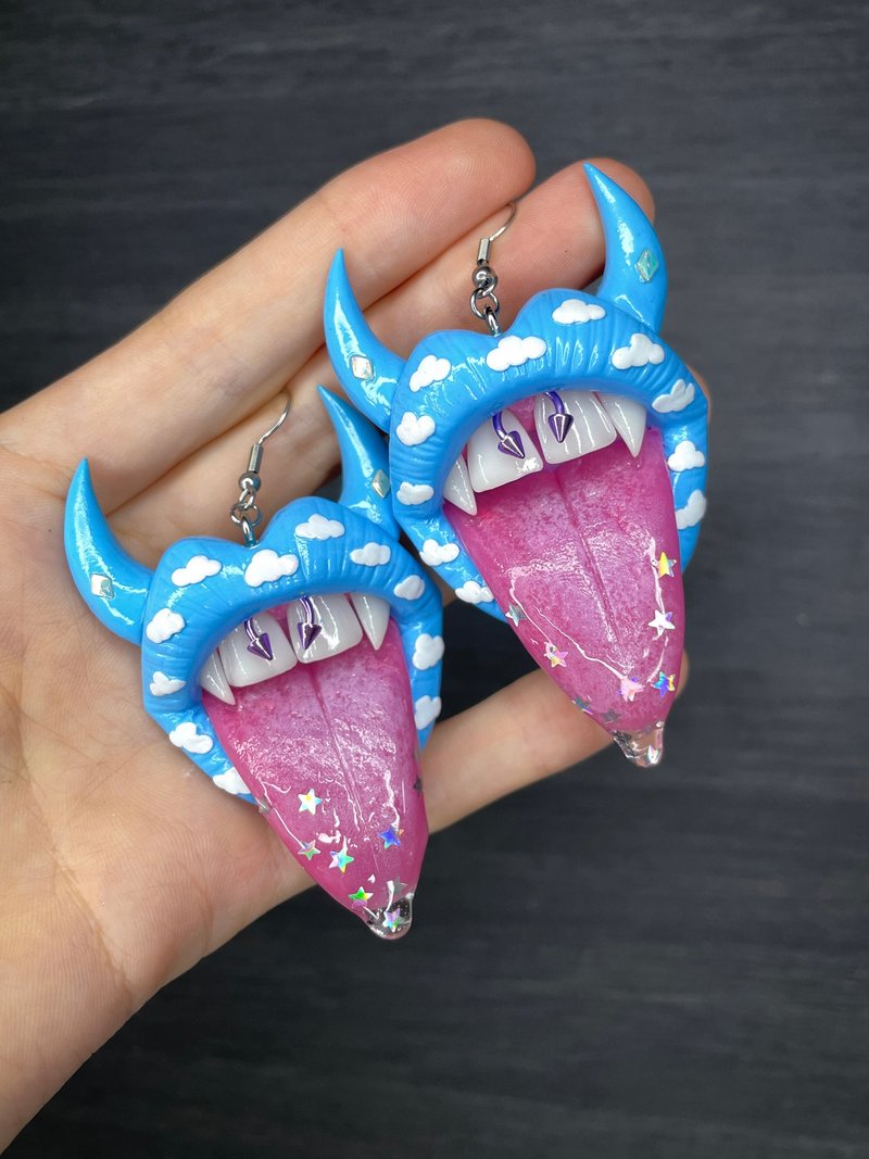 Earrings. Sky blue lips with clouds. - 耳環/耳夾/耳骨夾 - 黏土 
