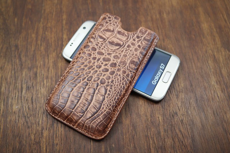 APEE leather handmade ~ plastic phone holster ~ Crocodile skin gradient black-brown - อื่นๆ - หนังแท้ 