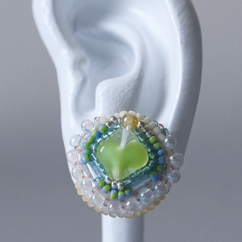 「嘰嘰喳喳」耳夾/耳針 No.31 綠色×透明×黃色 珠飾刺繡設計 大尺寸 醫療級不鏽鋼 金屬配件可選 - 耳環/耳夾/耳骨夾 - 玻璃 綠色