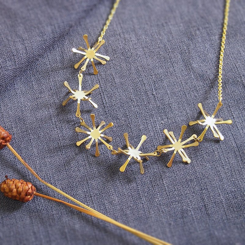 Ixora statement brass necklace handmade - 項鍊 - 銅/黃銅 金色