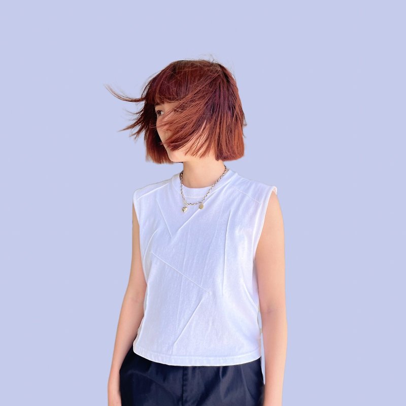 Heavyweight and versatile white vest with pleats - เสื้อกั๊กผู้หญิง - ผ้าฝ้าย/ผ้าลินิน ขาว