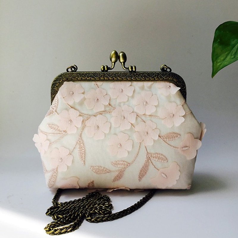 Lace literary mouth gold bag cheongsam bag Messenger bag embroidery flower iphone cell phone bag cell phone bag diagonal bag storage bag birthday gift (pink) - Other - Paper 