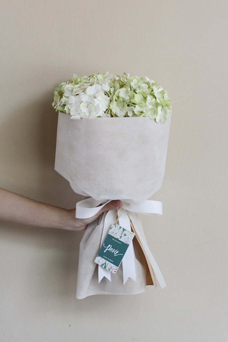 MB117 : Medium Bouquet, White Cream Hydrangea - ตกแต่งต้นไม้ - กระดาษ สีเขียว