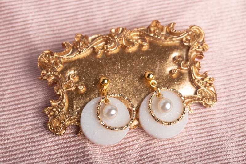 Handmade resin earrings - 耳環/耳夾/耳骨夾 - 塑膠 白色